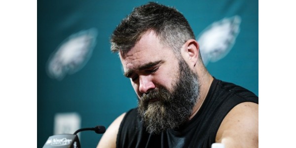 Jason Kelce jätti jäähyväiset faneille kyyneleissä
